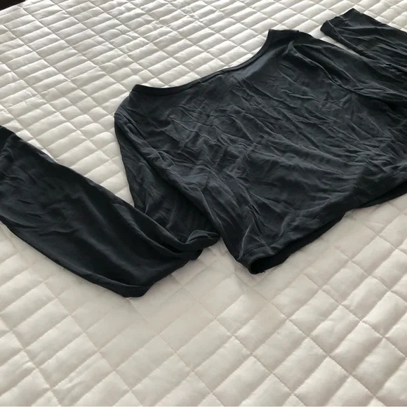 Black crop top in black NWT 🖤🖤🖤🖤🖤🖤🖤🖤🖤🖤🖤🖤 by FOREVER 21 - Picture 3 of 4